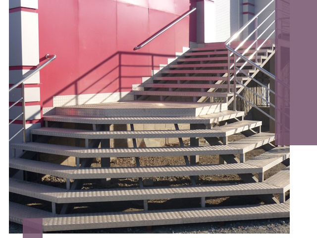 Лестницы для магазина в Ельце — изготовление и монтаж