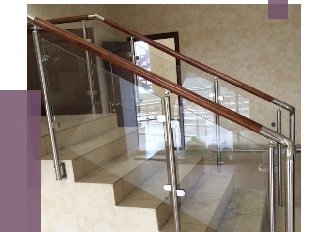 Комбинированные перила из металла и дерева в Ельце