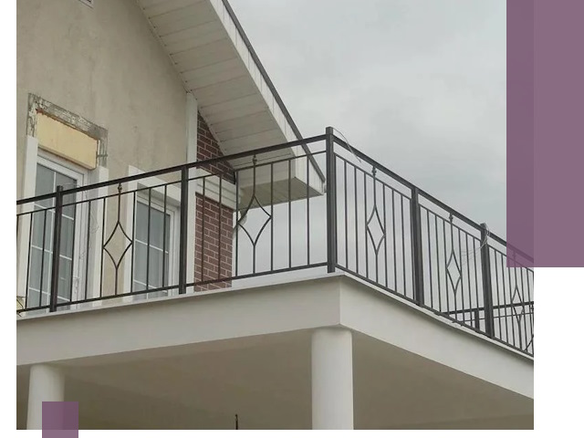 Изготовление балконных ограждений в Ельце из металла и стекла