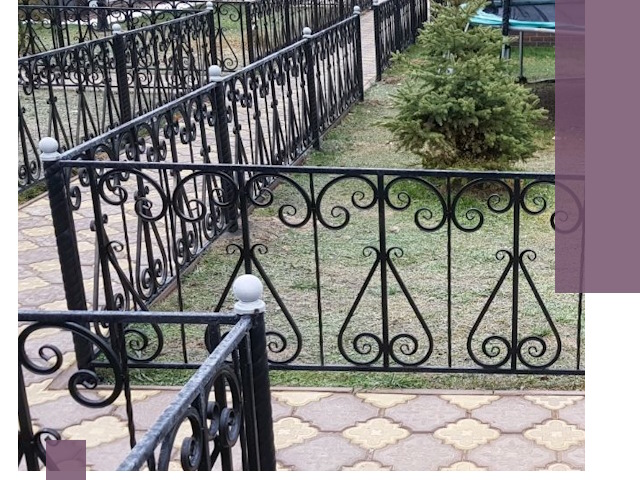 Кованые газонные ограждения под ключ в Ельце